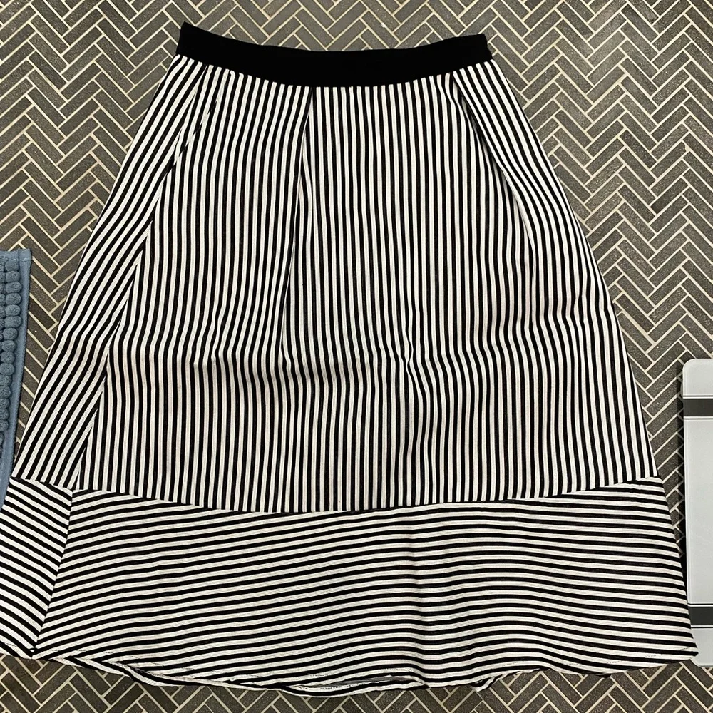 Line & dot - Picture 1 of 2
